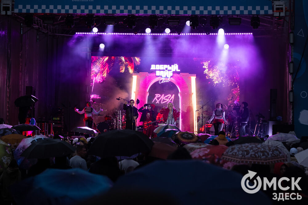 27 сентября в Омске прошёл конкурс "Лучший многодетный водитель такси Омска - 2025". Для участников и зрителей выступили группа Rasa и певица Ольга Серябкина. Фото: Елизавета Медведева