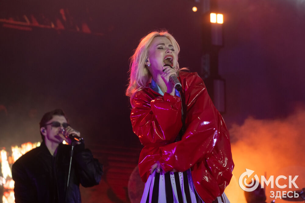 27 сентября в Омске прошёл конкурс "Лучший многодетный водитель такси Омска - 2025". Для участников и зрителей выступили группа Rasa и певица Ольга Серябкина. Фото: Елизавета Медведева