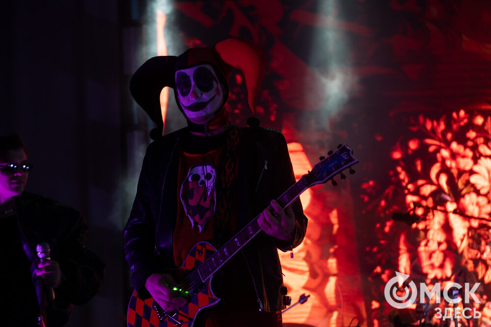 27 сентября в Омске прошёл конкурс "Лучший многодетный водитель такси Омска - 2025". Для участников и зрителей выступили группа Rasa и певица Ольга Серябкина. Фото: Елизавета Медведева