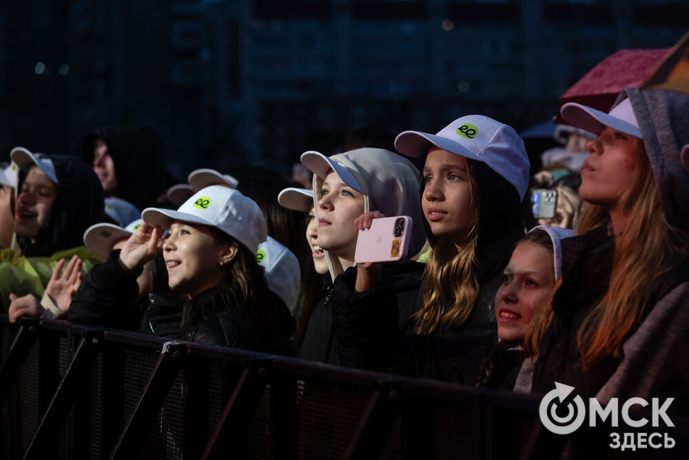 27 сентября в Омске прошёл конкурс "Лучший многодетный водитель такси Омска - 2025". Для участников и зрителей выступили группа Rasa и певица Ольга Серябкина. Фото: Елизавета Медведева