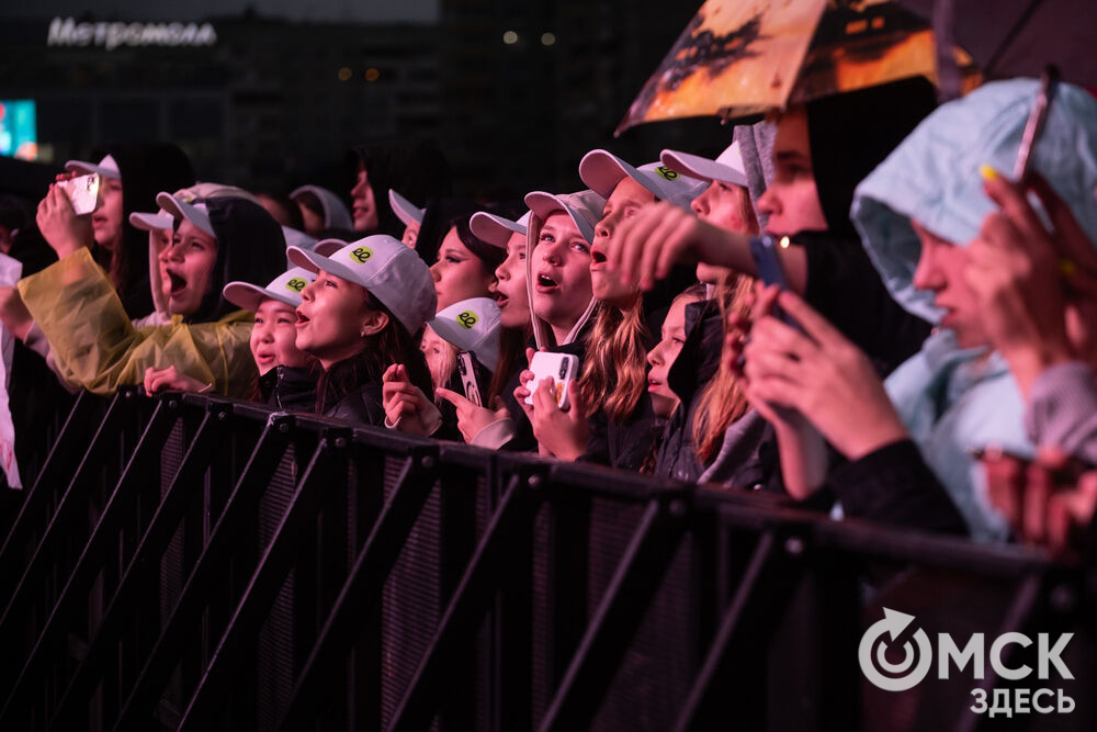 27 сентября в Омске прошёл конкурс "Лучший многодетный водитель такси Омска - 2025". Для участников и зрителей выступили группа Rasa и певица Ольга Серябкина. Фото: Елизавета Медведева