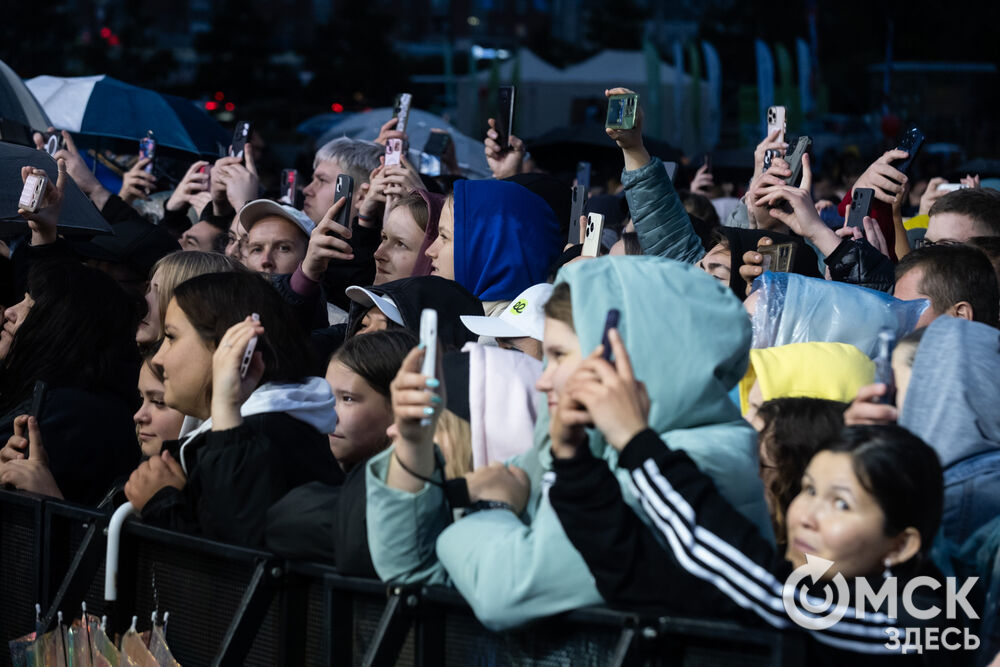 27 сентября в Омске прошёл конкурс "Лучший многодетный водитель такси Омска - 2025". Для участников и зрителей выступили группа Rasa и певица Ольга Серябкина. Фото: Елизавета Медведева