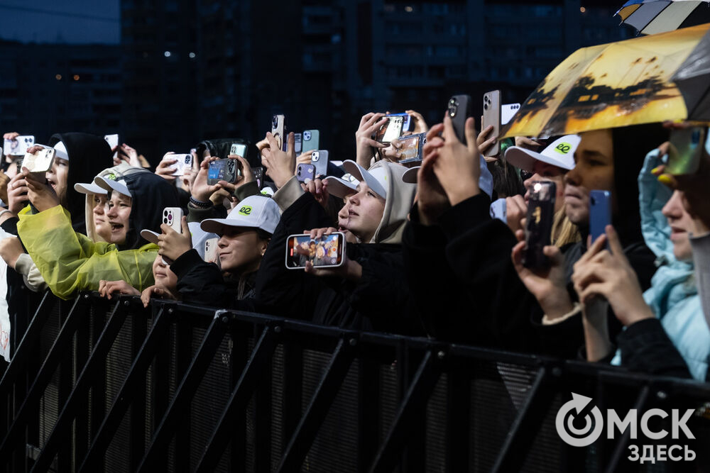 27 сентября в Омске прошёл конкурс "Лучший многодетный водитель такси Омска - 2025". Для участников и зрителей выступили группа Rasa и певица Ольга Серябкина. Фото: Елизавета Медведева