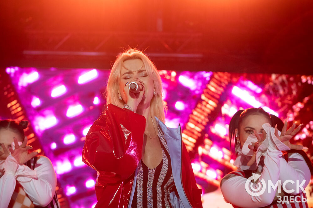 27 сентября в Омске прошёл конкурс "Лучший многодетный водитель такси Омска - 2025". Для участников и зрителей выступили группа Rasa и певица Ольга Серябкина. Фото: Елизавета Медведева