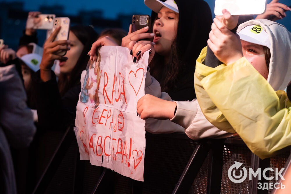 27 сентября в Омске прошёл конкурс "Лучший многодетный водитель такси Омска - 2025". Для участников и зрителей выступили группа Rasa и певица Ольга Серябкина. Фото: Елизавета Медведева