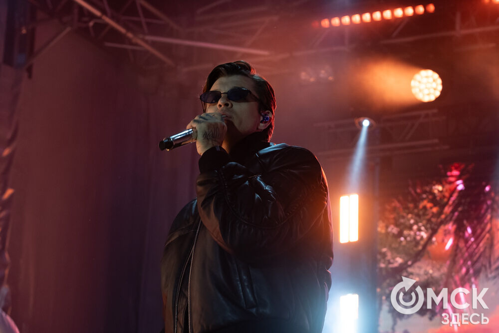 27 сентября в Омске прошёл конкурс "Лучший многодетный водитель такси Омска - 2025". Для участников и зрителей выступили группа Rasa и певица Ольга Серябкина. Фото: Елизавета Медведева