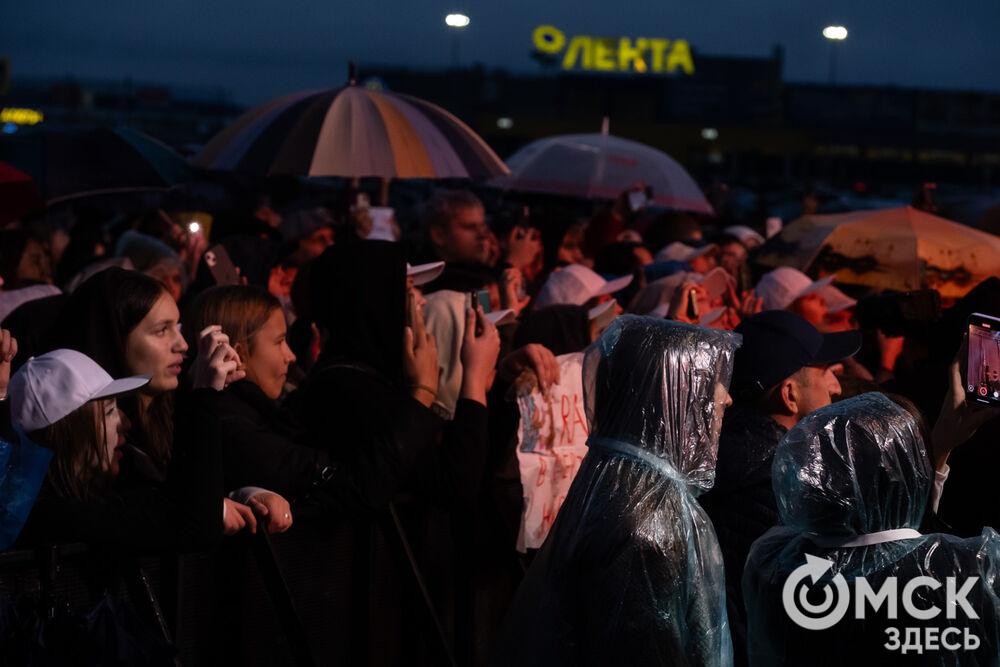 27 сентября в Омске прошёл конкурс "Лучший многодетный водитель такси Омска - 2025". Для участников и зрителей выступили группа Rasa и певица Ольга Серябкина. Фото: Елизавета Медведева