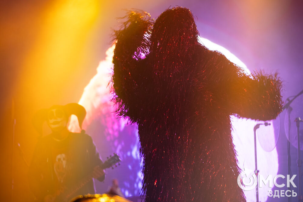 27 сентября в Омске прошёл конкурс "Лучший многодетный водитель такси Омска - 2025". Для участников и зрителей выступили группа Rasa и певица Ольга Серябкина. Фото: Елизавета Медведева