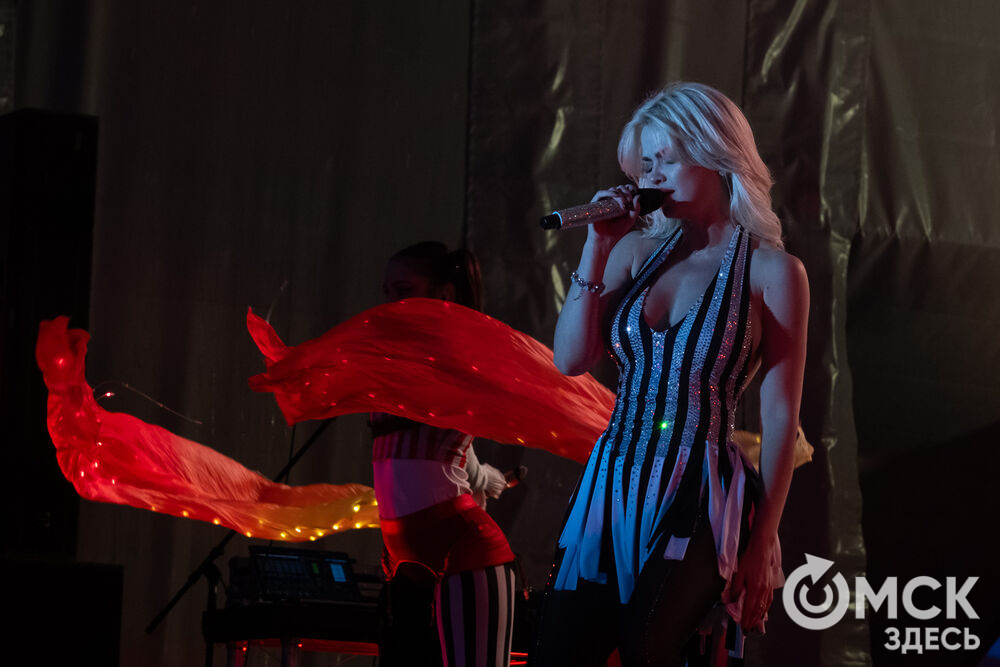 27 сентября в Омске прошёл конкурс "Лучший многодетный водитель такси Омска - 2025". Для участников и зрителей выступили группа Rasa и певица Ольга Серябкина. Фото: Елизавета Медведева