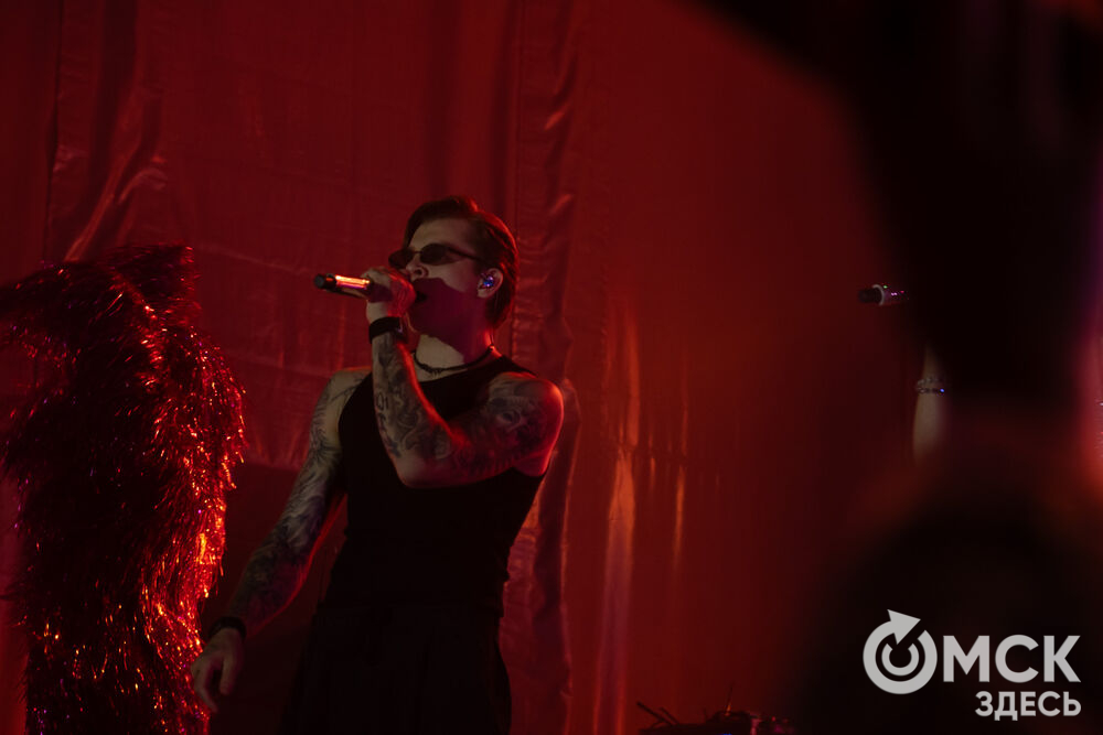 27 сентября в Омске прошёл конкурс "Лучший многодетный водитель такси Омска - 2025". Для участников и зрителей выступили группа Rasa и певица Ольга Серябкина. Фото: Елизавета Медведева