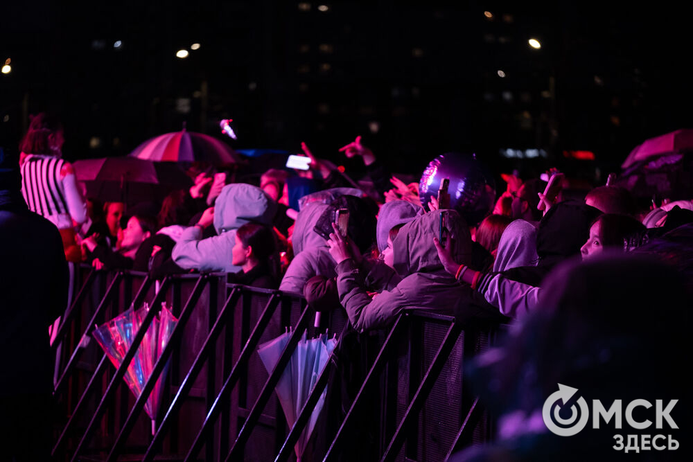 27 сентября в Омске прошёл конкурс "Лучший многодетный водитель такси Омска - 2025". Для участников и зрителей выступили группа Rasa и певица Ольга Серябкина. Фото: Елизавета Медведева