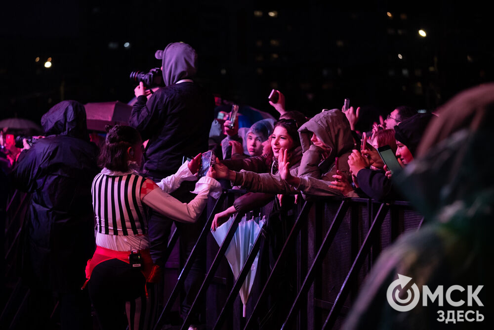 27 сентября в Омске прошёл конкурс "Лучший многодетный водитель такси Омска - 2025". Для участников и зрителей выступили группа Rasa и певица Ольга Серябкина. Фото: Елизавета Медведева