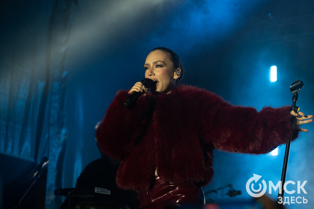 27 сентября в Омске прошёл конкурс "Лучший многодетный водитель такси Омска - 2025". Для участников и зрителей выступили группа Rasa и певица Ольга Серябкина. Фото: Елизавета Медведева