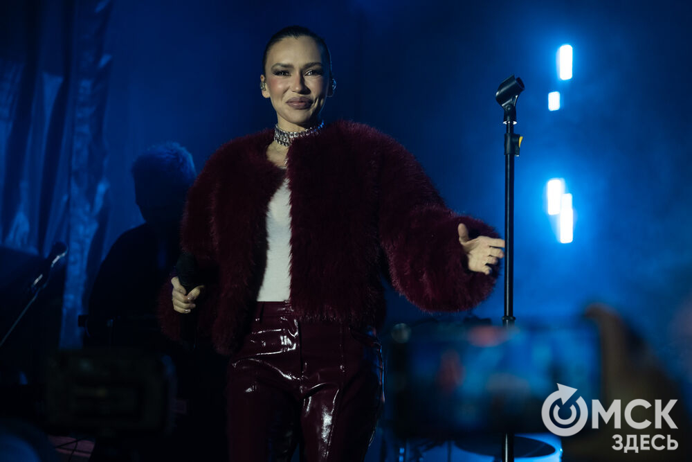 27 сентября в Омске прошёл конкурс "Лучший многодетный водитель такси Омска - 2025". Для участников и зрителей выступили группа Rasa и певица Ольга Серябкина. Фото: Елизавета Медведева