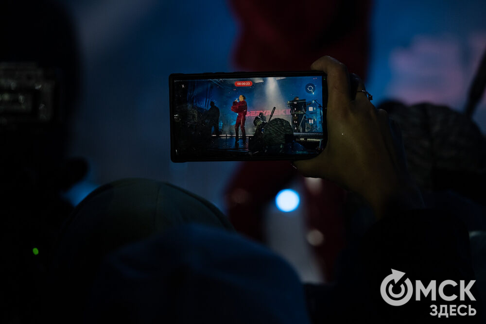 27 сентября в Омске прошёл конкурс "Лучший многодетный водитель такси Омска - 2025". Для участников и зрителей выступили группа Rasa и певица Ольга Серябкина. Фото: Елизавета Медведева