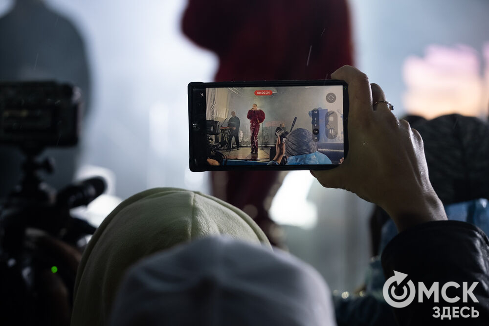 27 сентября в Омске прошёл конкурс "Лучший многодетный водитель такси Омска - 2025". Для участников и зрителей выступили группа Rasa и певица Ольга Серябкина. Фото: Елизавета Медведева