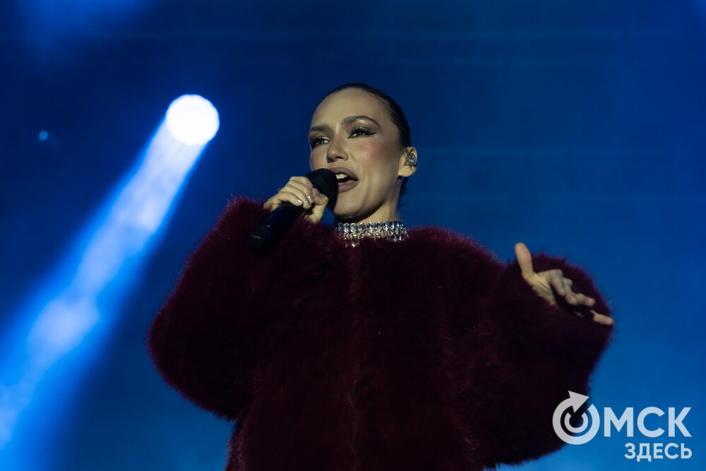 27 сентября в Омске прошёл конкурс "Лучший многодетный водитель такси Омска - 2025". Для участников и зрителей выступили группа Rasa и певица Ольга Серябкина. Фото: Елизавета Медведева