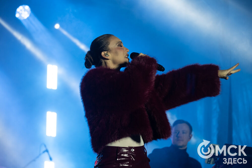 27 сентября в Омске прошёл конкурс "Лучший многодетный водитель такси Омска - 2025". Для участников и зрителей выступили группа Rasa и певица Ольга Серябкина. Фото: Елизавета Медведева