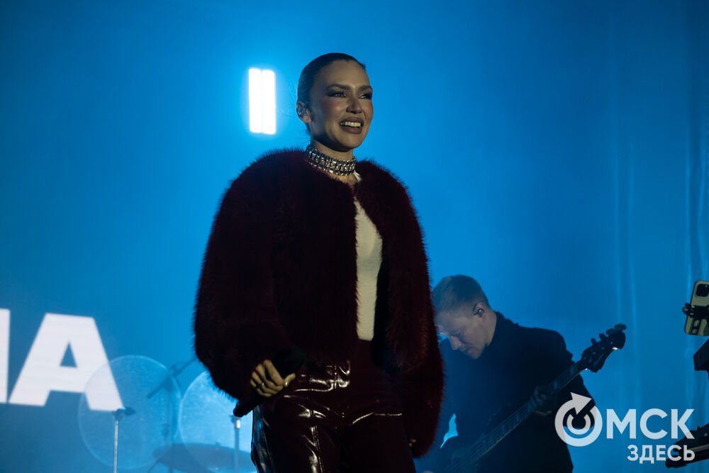 27 сентября в Омске прошёл конкурс "Лучший многодетный водитель такси Омска - 2025". Для участников и зрителей выступили группа Rasa и певица Ольга Серябкина. Фото: Елизавета Медведева