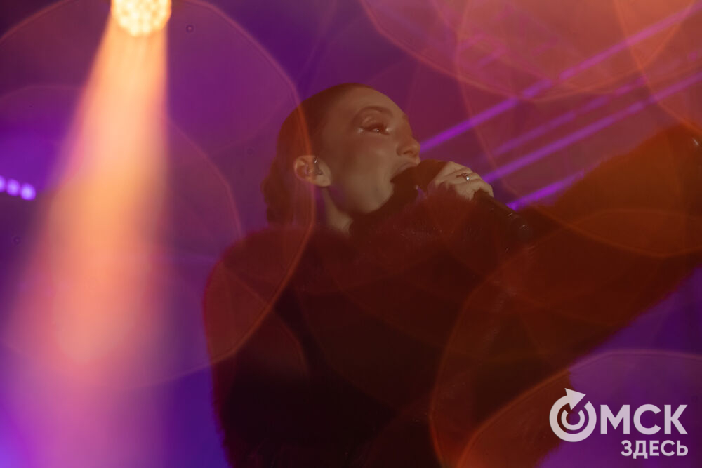 27 сентября в Омске прошёл конкурс "Лучший многодетный водитель такси Омска - 2025". Для участников и зрителей выступили группа Rasa и певица Ольга Серябкина. Фото: Елизавета Медведева