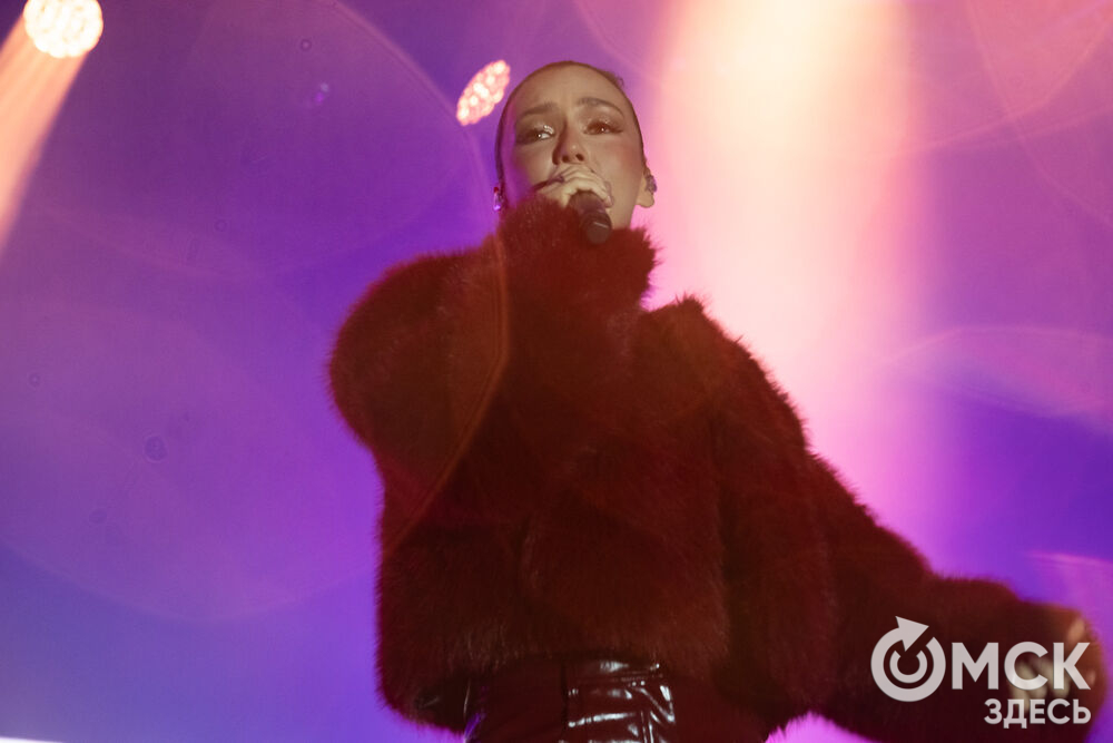 27 сентября в Омске прошёл конкурс "Лучший многодетный водитель такси Омска - 2025". Для участников и зрителей выступили группа Rasa и певица Ольга Серябкина. Фото: Елизавета Медведева