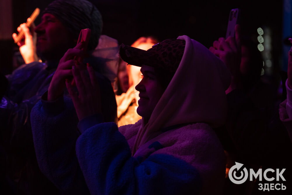 27 сентября в Омске прошёл конкурс "Лучший многодетный водитель такси Омска - 2025". Для участников и зрителей выступили группа Rasa и певица Ольга Серябкина. Фото: Елизавета Медведева