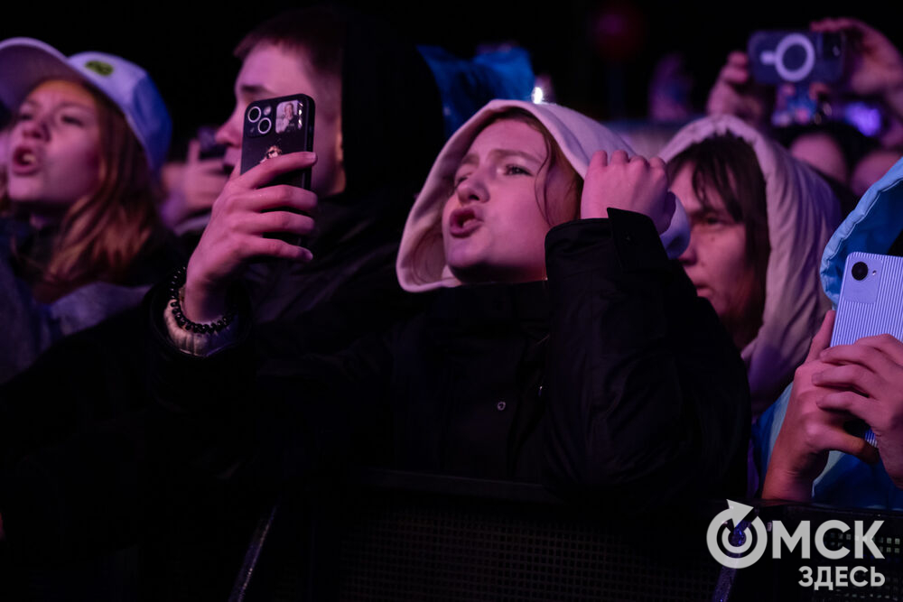 27 сентября в Омске прошёл конкурс "Лучший многодетный водитель такси Омска - 2025". Для участников и зрителей выступили группа Rasa и певица Ольга Серябкина. Фото: Елизавета Медведева