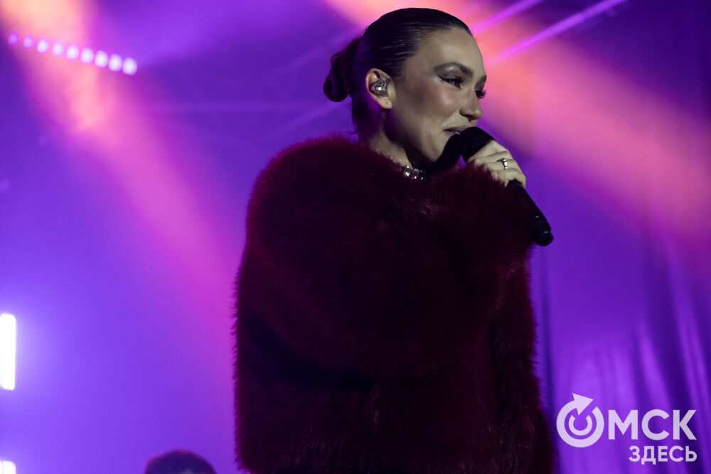 27 сентября в Омске прошёл конкурс "Лучший многодетный водитель такси Омска - 2025". Для участников и зрителей выступили группа Rasa и певица Ольга Серябкина. Фото: Елизавета Медведева