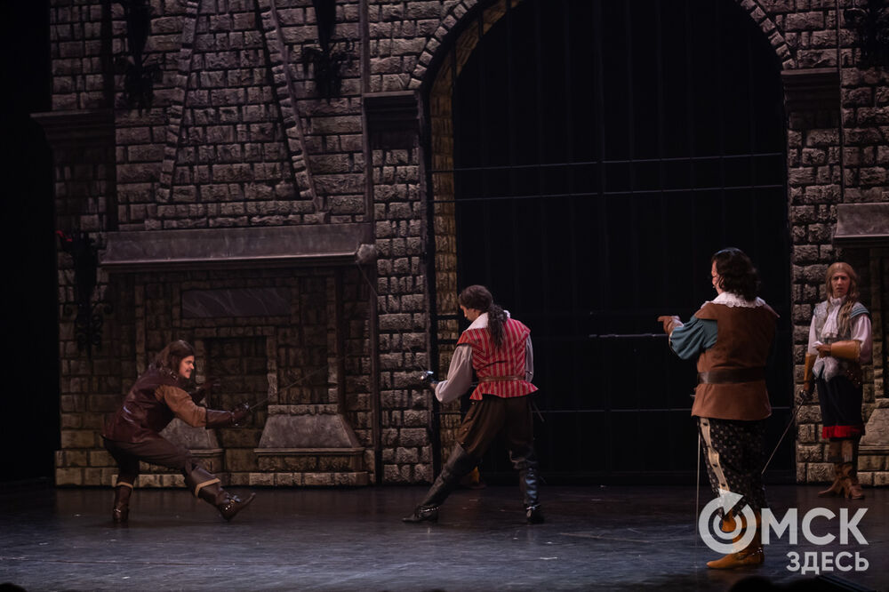 История о юном гасконце Д&rsquo;Артаньяне и трёх мушкетёрах открыла 36-й театральный сезон "Галёрки". Фото: Елизавета Медведева