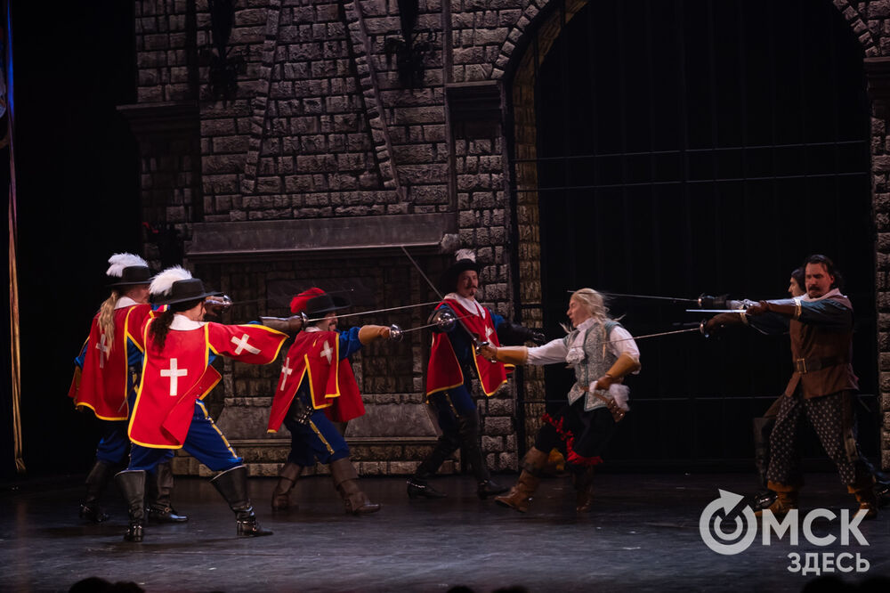 История о юном гасконце Д&rsquo;Артаньяне и трёх мушкетёрах открыла 36-й театральный сезон "Галёрки". Фото: Елизавета Медведева