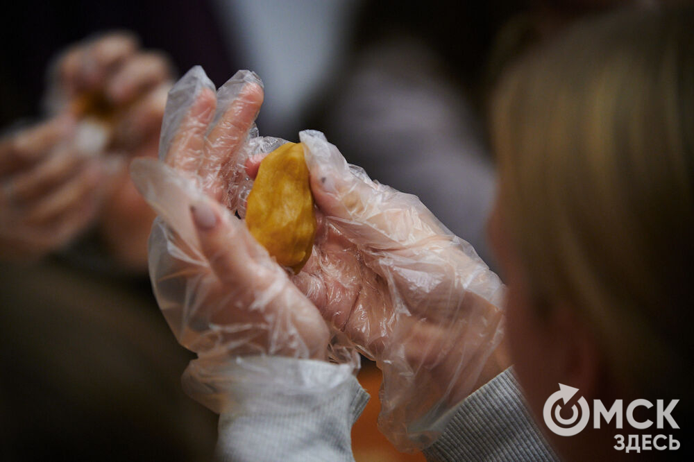 Семейный проект "Бармалею - 100 лет" (0+) собрал в Омской крепости любителей пряников и сказок. Фото: Илья Петров