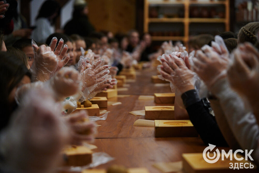 Семейный проект "Бармалею - 100 лет" (0+) собрал в Омской крепости любителей пряников и сказок. Фото: Илья Петров