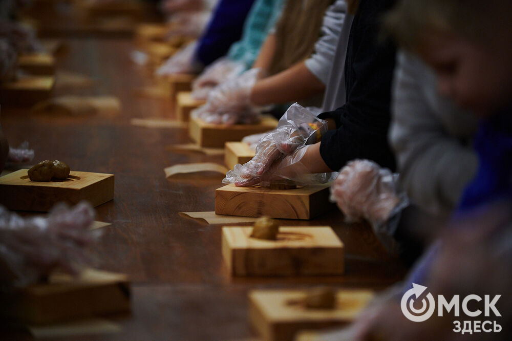 Семейный проект "Бармалею - 100 лет" (0+) собрал в Омской крепости любителей пряников и сказок. Фото: Илья Петров