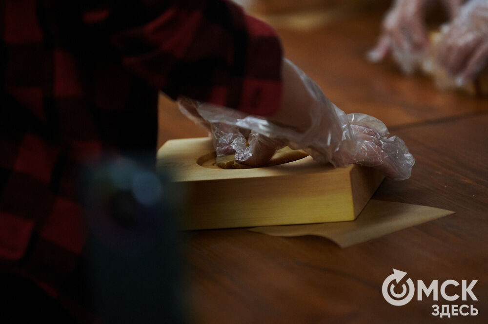 Семейный проект "Бармалею - 100 лет" (0+) собрал в Омской крепости любителей пряников и сказок. Фото: Илья Петров