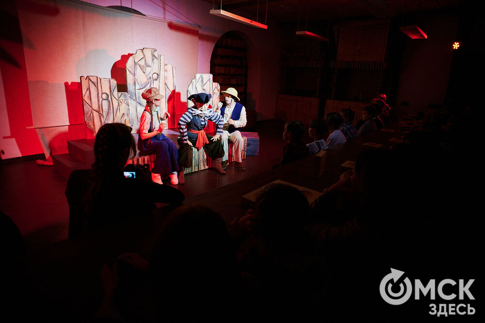 Семейный проект "Бармалею - 100 лет" (0+) собрал в Омской крепости любителей пряников и сказок. Фото: Илья Петров