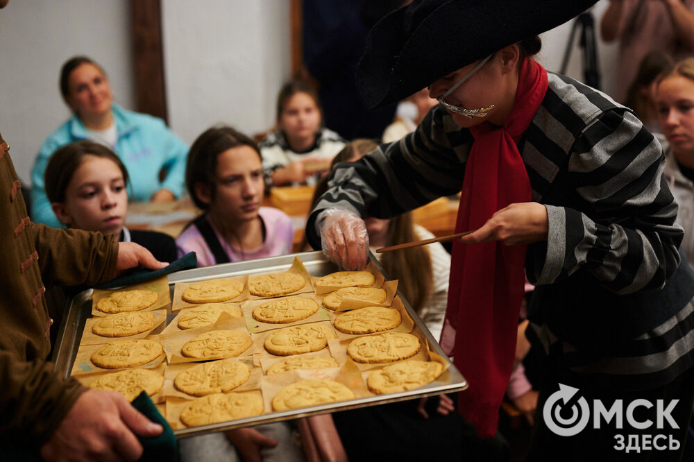 Семейный проект "Бармалею - 100 лет" (0+) собрал в Омской крепости любителей пряников и сказок. Фото: Илья Петров