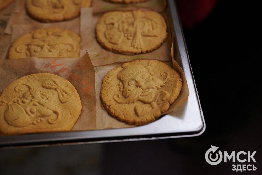 Семейный проект "Бармалею - 100 лет" (0+) собрал в Омской крепости любителей пряников и сказок. Фото: Илья Петров