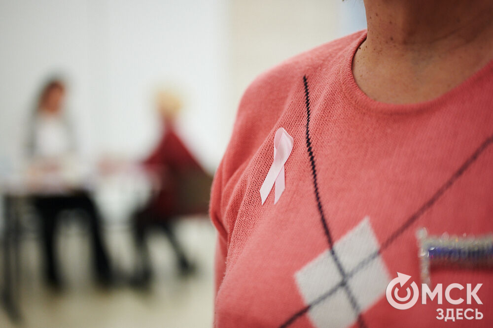 В Омске состоялась информационно-просветительская акция "Розовая лента", посвящённая профилактике рака молочной железы. Фото: Илья Петров