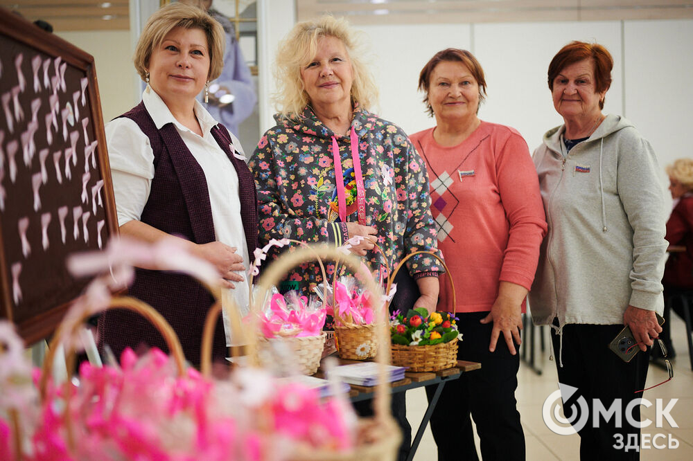 В Омске состоялась информационно-просветительская акция "Розовая лента", посвящённая профилактике рака молочной железы. Фото: Илья Петров