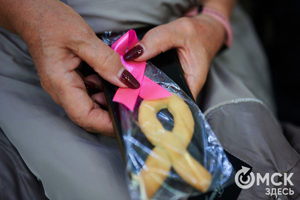 В Омске состоялась информационно-просветительская акция "Розовая лента", посвящённая профилактике рака молочной железы. Фото: Илья Петров