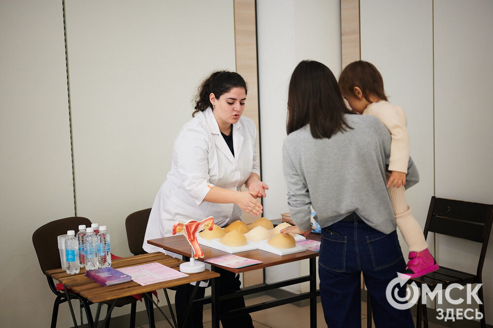 В Омске состоялась информационно-просветительская акция "Розовая лента", посвящённая профилактике рака молочной железы. Фото: Илья Петров