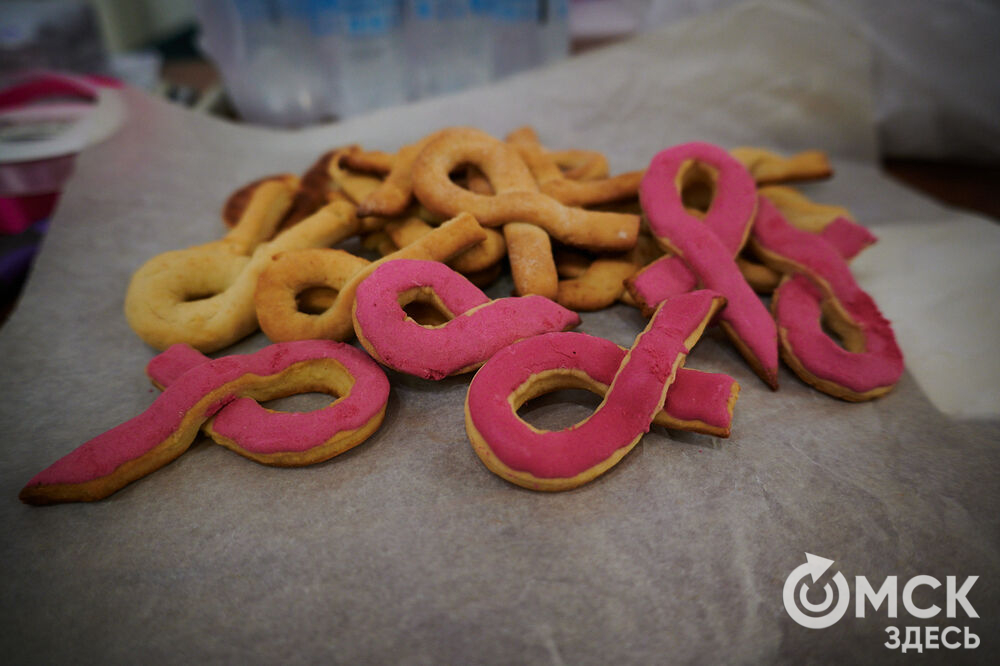 В Омске состоялась информационно-просветительская акция "Розовая лента", посвящённая профилактике рака молочной железы. Фото: Илья Петров