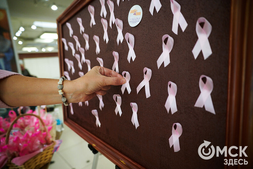 В Омске состоялась информационно-просветительская акция "Розовая лента", посвящённая профилактике рака молочной железы. Фото: Илья Петров