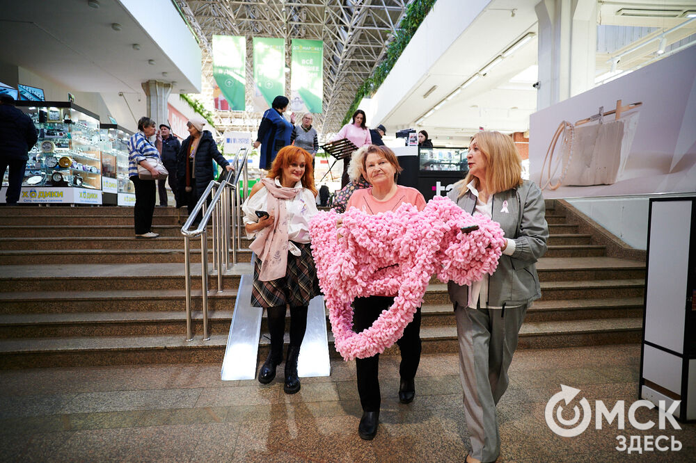 В Омске состоялась информационно-просветительская акция "Розовая лента", посвящённая профилактике рака молочной железы. Фото: Илья Петров