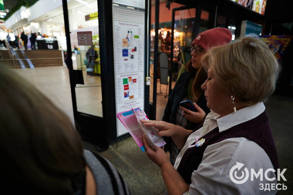 В Омске состоялась информационно-просветительская акция "Розовая лента", посвящённая профилактике рака молочной железы. Фото: Илья Петров