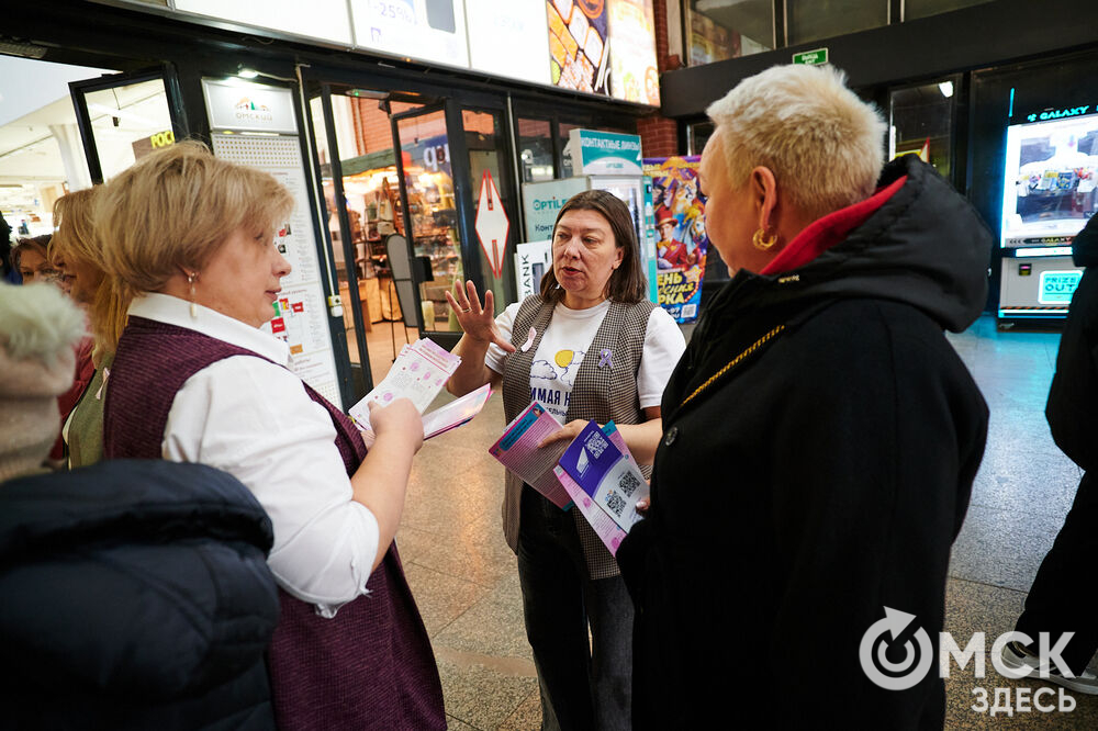 В Омске состоялась информационно-просветительская акция "Розовая лента", посвящённая профилактике рака молочной железы. Фото: Илья Петров