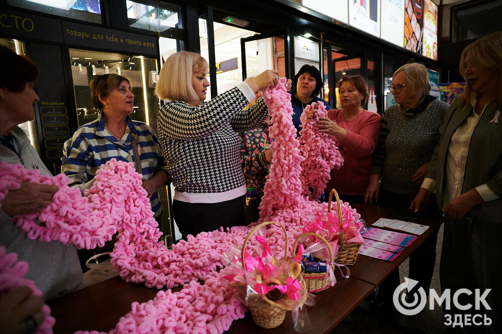 В Омске состоялась информационно-просветительская акция "Розовая лента", посвящённая профилактике рака молочной железы. Фото: Илья Петров