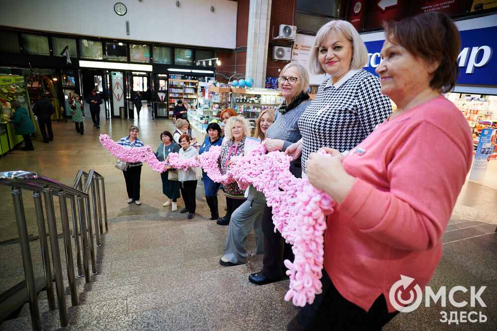 В Омске состоялась информационно-просветительская акция "Розовая лента", посвящённая профилактике рака молочной железы. Фото: Илья Петров
