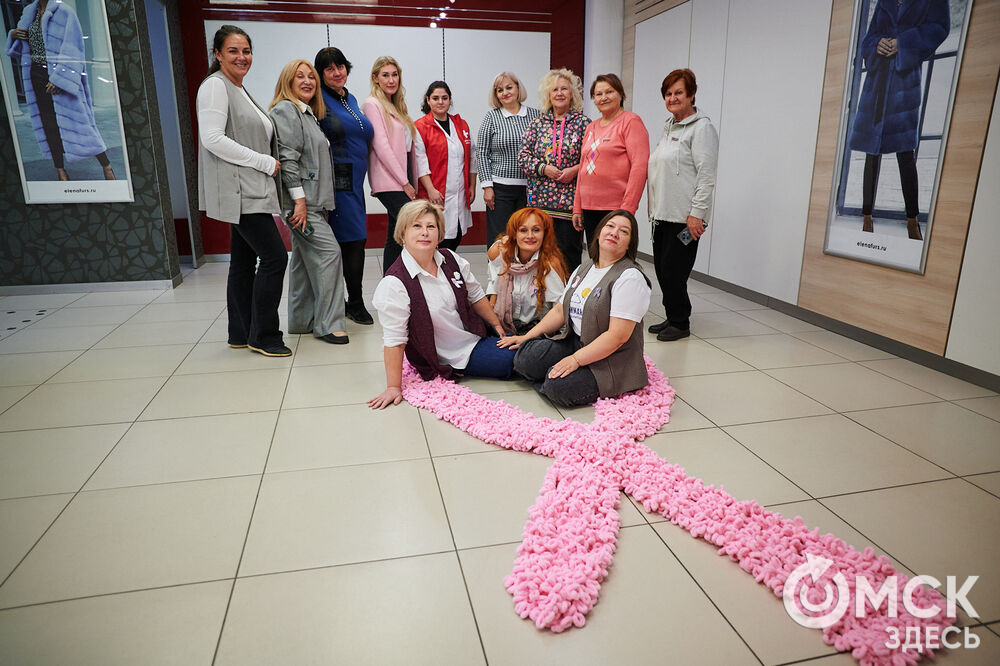 В Омске состоялась информационно-просветительская акция "Розовая лента", посвящённая профилактике рака молочной железы. Фото: Илья Петров