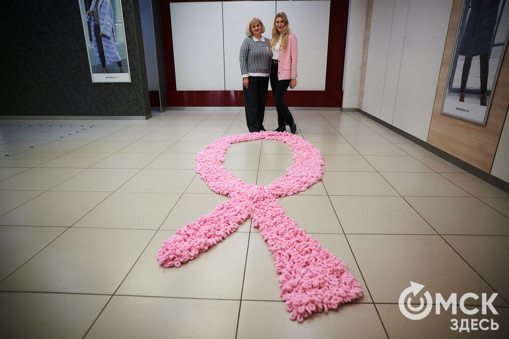 В Омске состоялась информационно-просветительская акция "Розовая лента", посвящённая профилактике рака молочной железы. Фото: Илья Петров